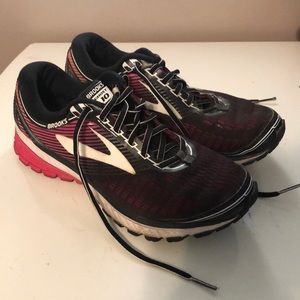 Brooks tennis shoes.